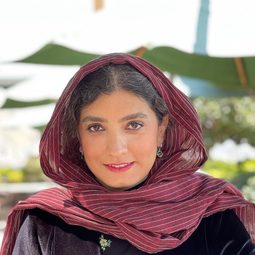 Bahareh Riahi 飾演 Hospital Receptionist