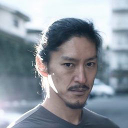 伊藤明賢 飾演 Takashi Iwai