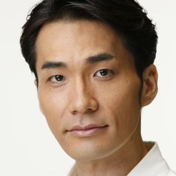 Joji Abe 飾演 Yuzo Matsunaga