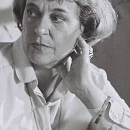 Orna Porat 飾演 Mrs. Finkelstein