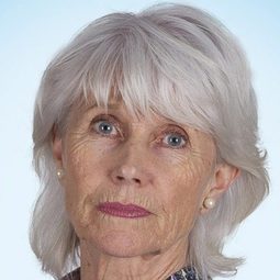 Barbara Gordon 飾演 Cora McCray