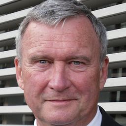 Bill Lake 飾演 Chuck Baker