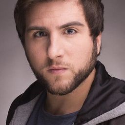 Alvar Gordejuela 飾演 Sánchez