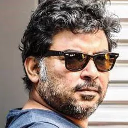 Danish Hussain 飾演 Dr. Kumar