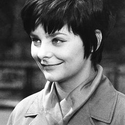 Ilona Béres 飾演 Igazgatónõ