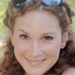 Borbála Karádi 飾演 Anya