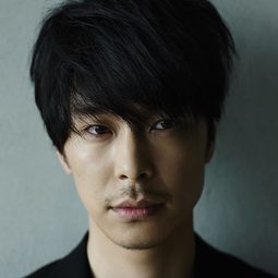 長谷川博己 飾演 Kazuo Higashi