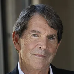 Edward C. Gillow 飾演 