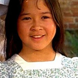 Sarah Tamakuni 飾演 Anna