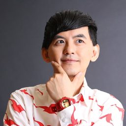 黃子佼 飾演 Chiao Xu Pei