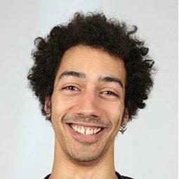 Thomas Durcudoy 飾演 Youssef