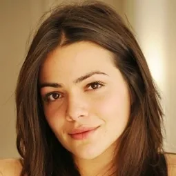 Pina Turco 飾演 Gina / Rita