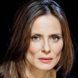 埃塔娜·桑切斯·吉永 - The Greek Labyrinth演員 飾演Bernadette