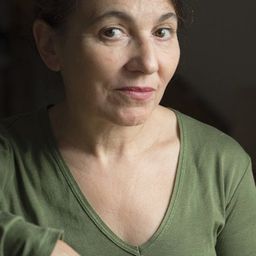 薩迪亞本泰耶布 飾演 Annie