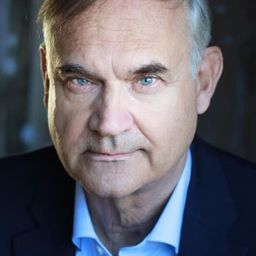 Gregory Cox 飾演 Major Metcalf