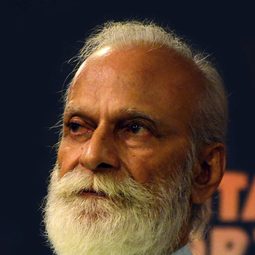 拉加萬 飾演 Vicar