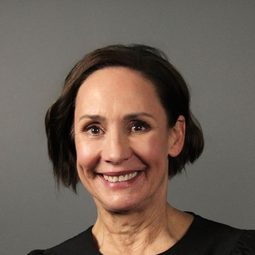 勞麗麥卡夫 飾演 Mrs. Davis (voice)