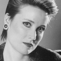 Deborah Rennard 飾演 Stacy