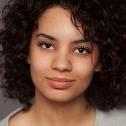 Red Madrell 飾演 Alisa