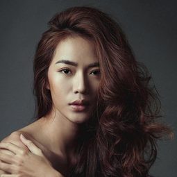 Thoại Tiên 飾演 Maria Cao