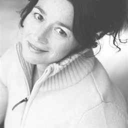 Emer McCourt 飾演 Rachel