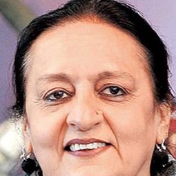 多莉·阿盧瓦利亞 飾演 