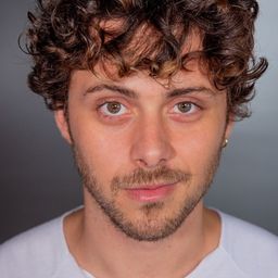 Caio Macedo 飾演 Ricky