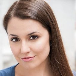 珂絲坦·戴 飾演 Skipper (voice)