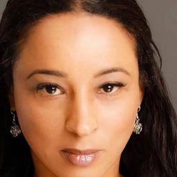 Eliane Reis 飾演 Angie