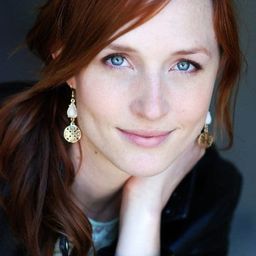 Keri Blunt 飾演 Charlie