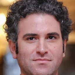 Hootan Shakiba 飾演 