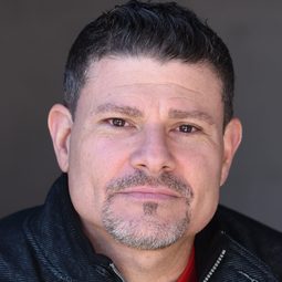 Yano Anaya 飾演 Grover Dill