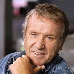 Yves Rénier 飾演 Professeur