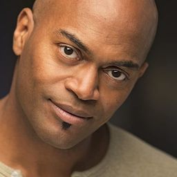 Andrew Stewart-Jones - 選舉日演員 飾演Thomas Chambers