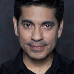 Xavier Sotelo 飾演 Lawyer