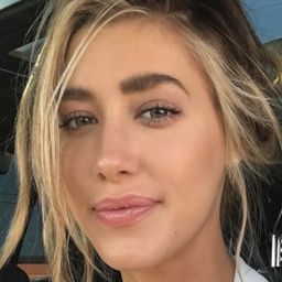 Jessica Serfaty 飾演 Kate