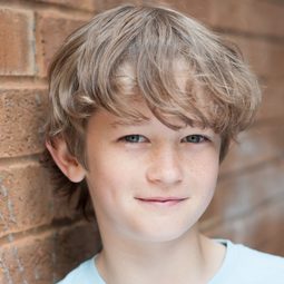 Alfie Tempest 飾演 Carlo / Pinocchio Additional Voices (voice)