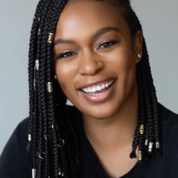 諾姆札莫·姆巴塔 飾演 Vivian