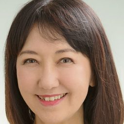 山田栄子 飾演 