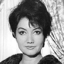 Zena Marshall 飾演 Carola