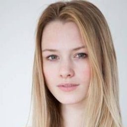 喬治娜·貝文 飾演 Beth