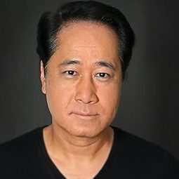 Eric Esteban - Pet Investigators演員 飾演Reginald Winfield