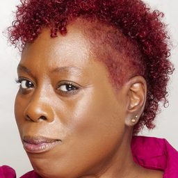 Alysia Joy Powell 飾演 Fern