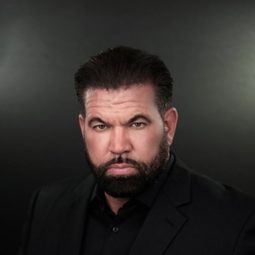 Bruce Soscia 飾演 