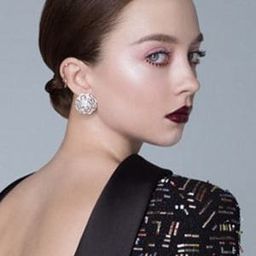 安娜絲塔西亞史芙素娃 飾演 Polina