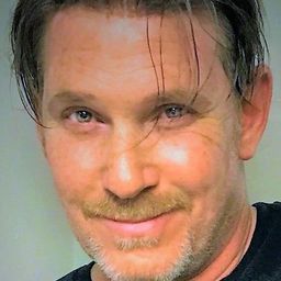 Mickey Gilmore - C-11暴力禁區演員 飾演Man in Black