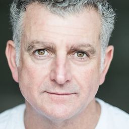 Martin Marquez 飾演 Ken