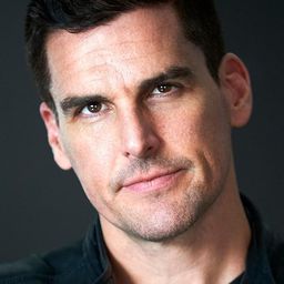 Rhys Wyn Trenhaile - 配對完美情人演員 飾演Riley