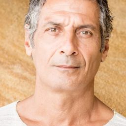 Harry Pavlidis 飾演 Harris Menzies