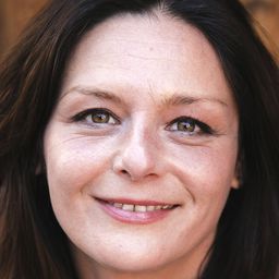 艾斯蒂法尼亞·迪洛斯珊托斯 飾演 La Borracha